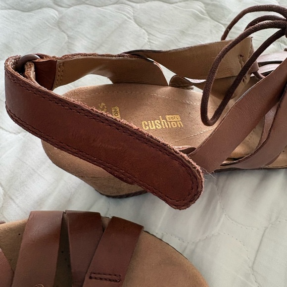 Clarks Women's Tan Strappy Sandals - Picture 6 of 6